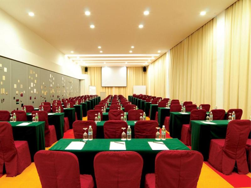 Kings Green Hotel image
