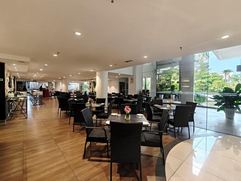 Kings Green Hotel image