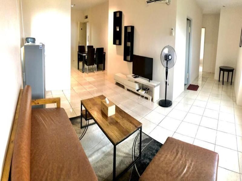 Queen Victoria Apartment Batam image