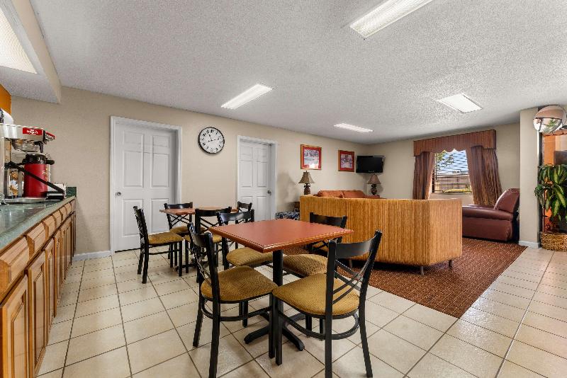 Americas Best Value Inn Montezuma image 5