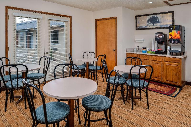 Americas Best Value Inn Ellsworth image 4