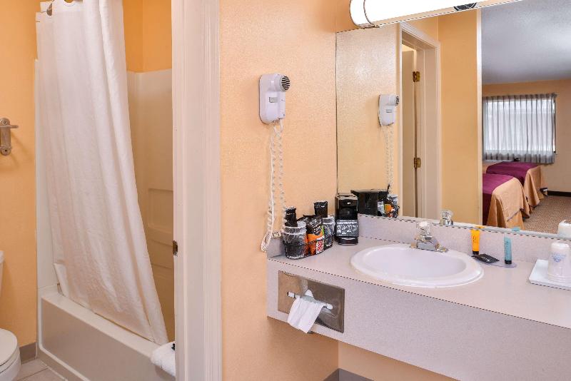 Americas Best Value Inn Ellsworth image 10