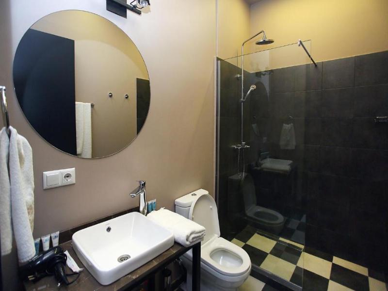 L M Club Hotel image