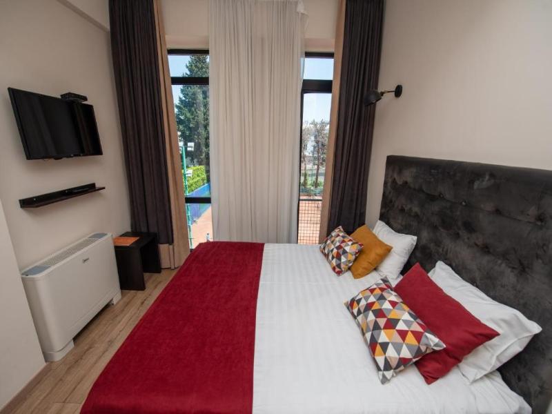 L M Club Hotel image