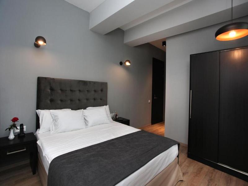 L M Club Hotel image