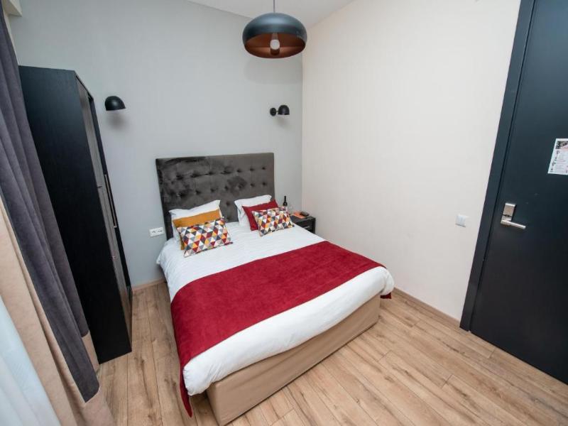 L M Club Hotel image