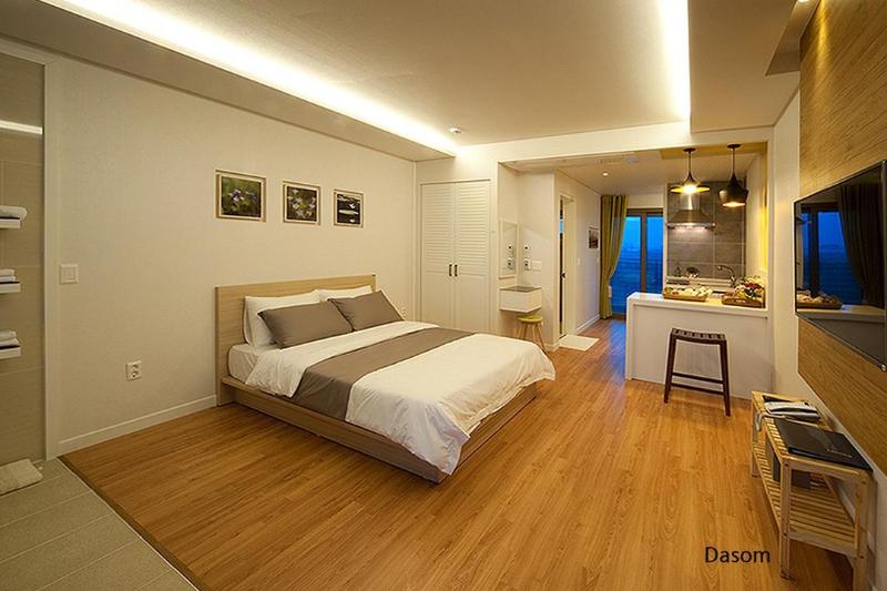 Comma & Resort image