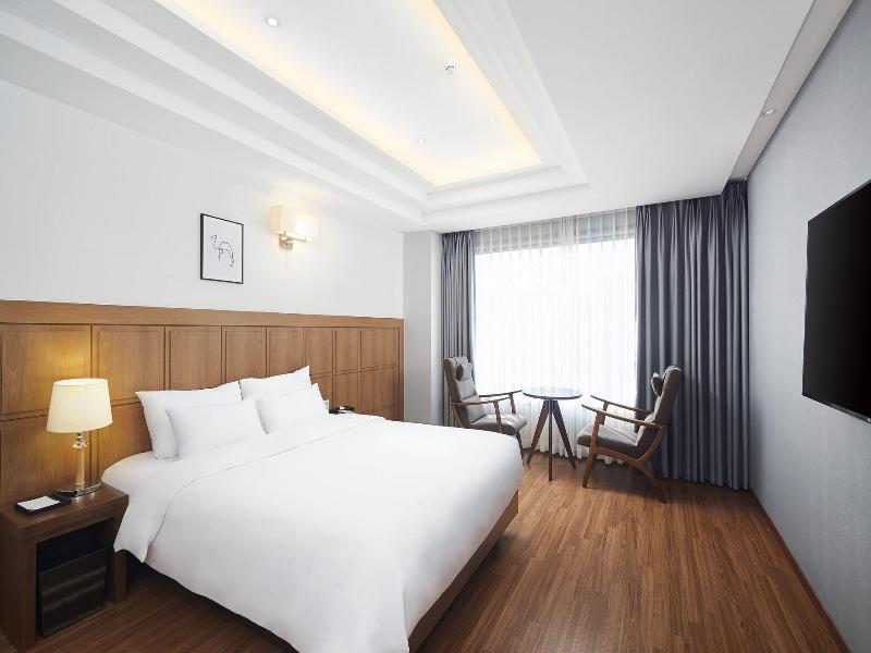 Lion Hotel image