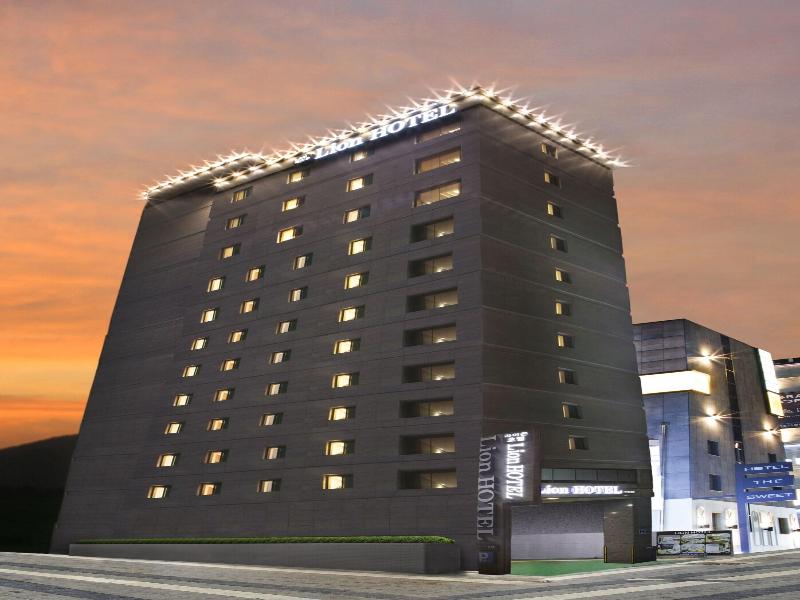 Lion Hotel image