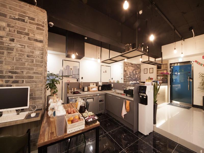 MAMA Guesthouse Haeundae image