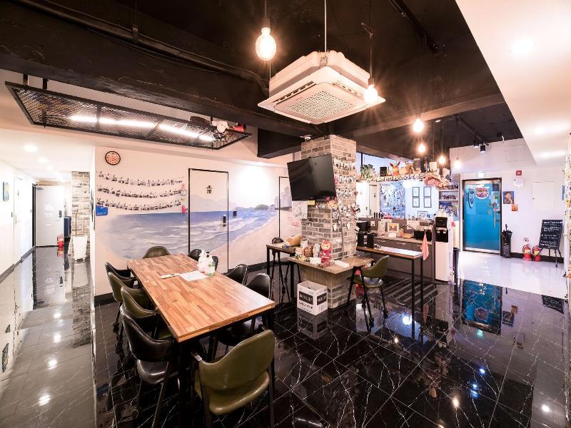 MAMA Guesthouse Haeundae image
