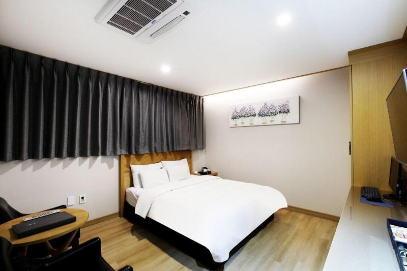 Hotel Golden Hill image
