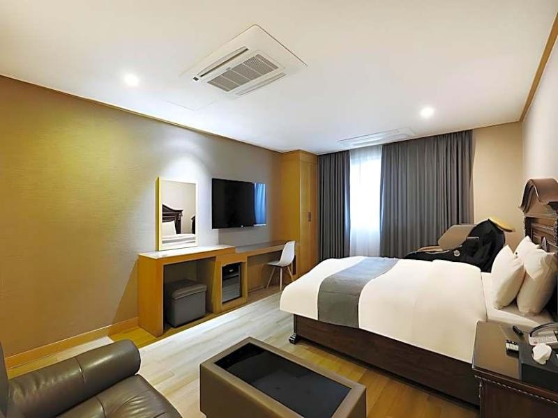 Hotel Golden Hill image