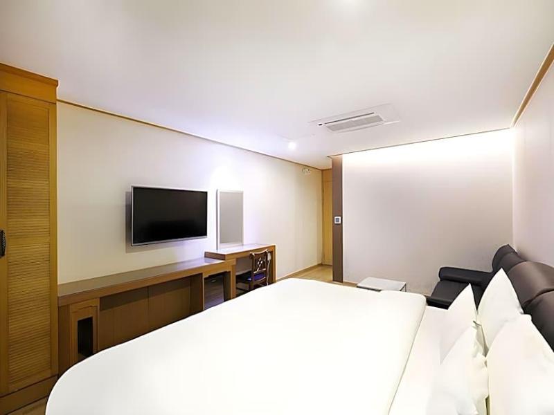 Hotel Golden Hill image