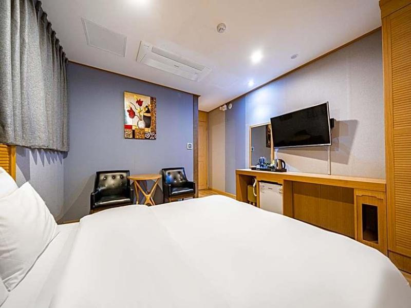 Hotel Golden Hill image