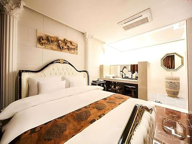 Hotel Golden Hill image
