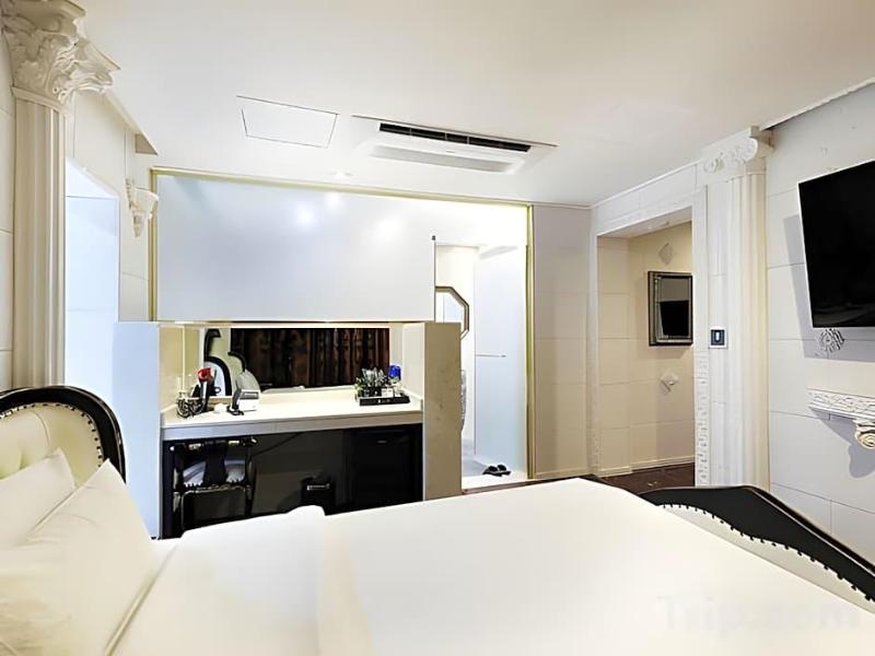 Hotel Golden Hill image