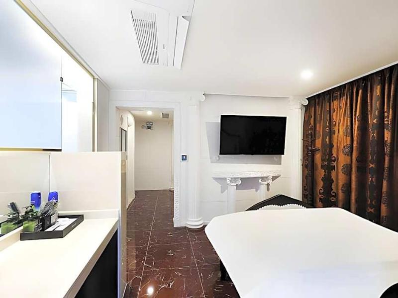 Hotel Golden Hill image