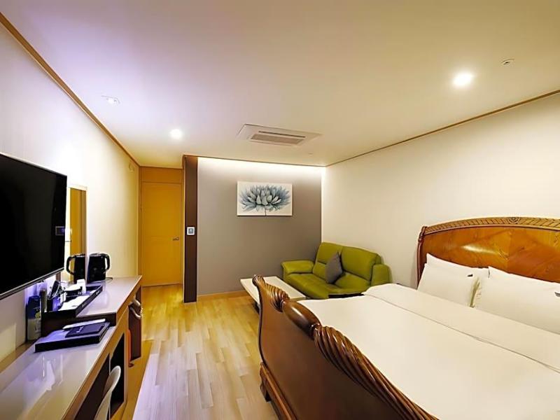 Hotel Golden Hill image