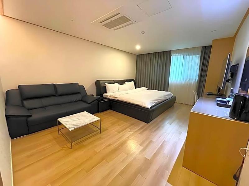 Hotel Golden Hill image