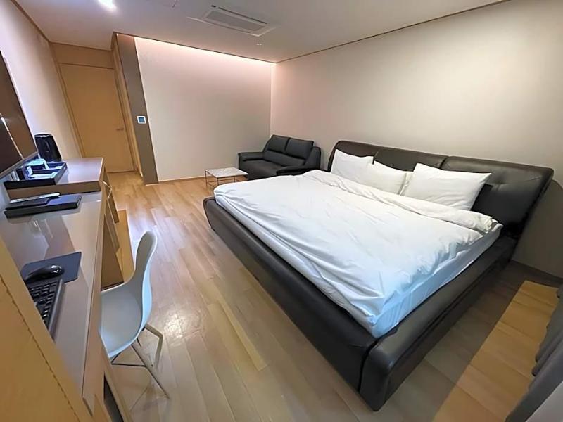 Hotel Golden Hill image