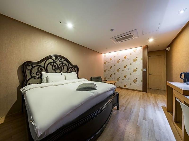 Hotel Golden Hill image