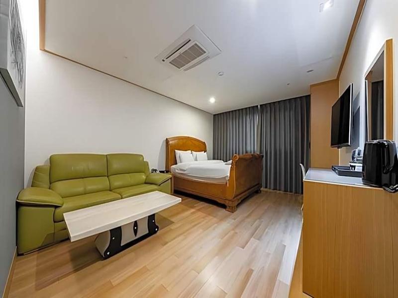 Hotel Golden Hill image