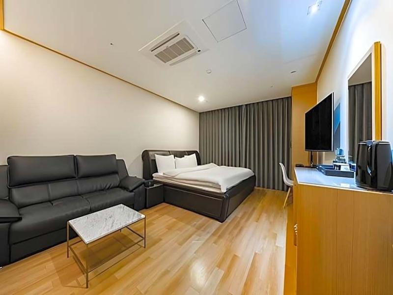 Hotel Golden Hill image