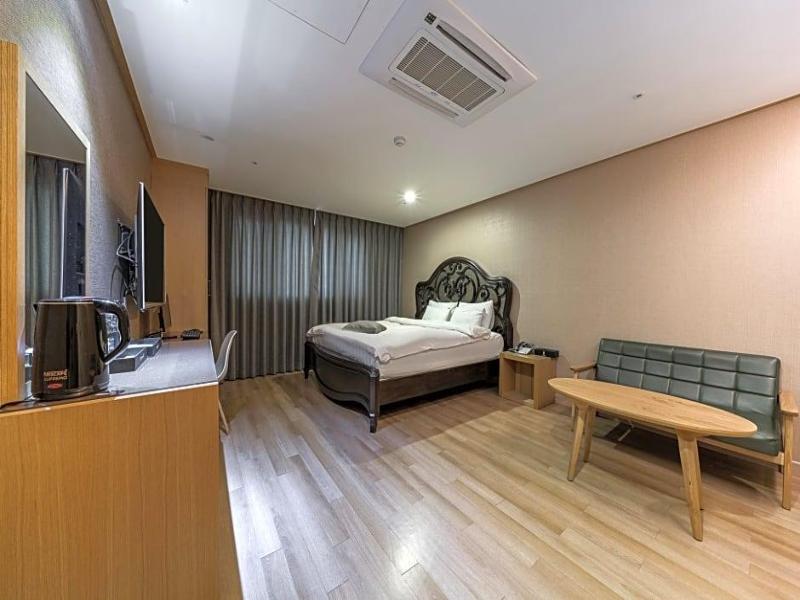 Hotel Golden Hill image