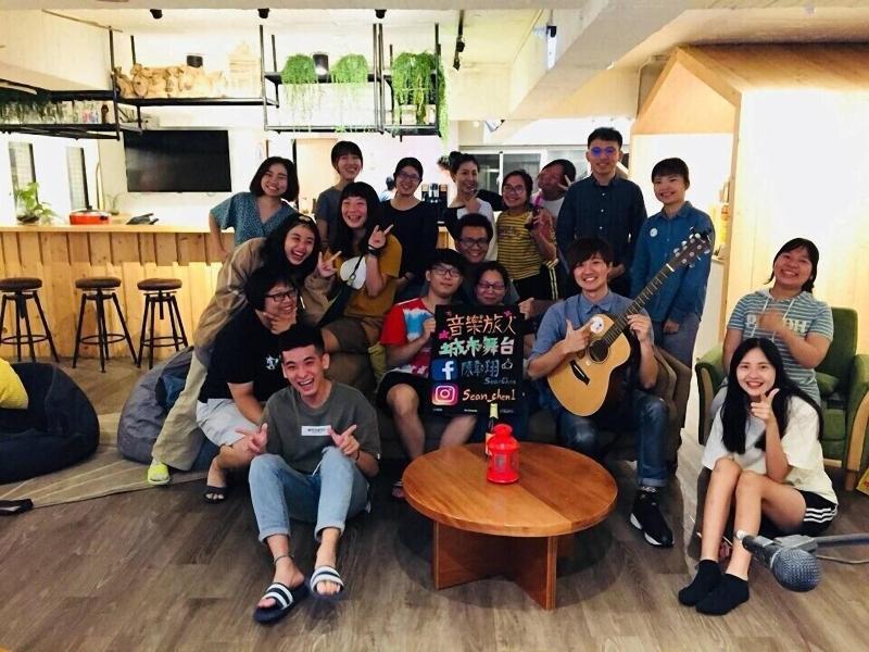 Stray Birds Taichung Hostel image