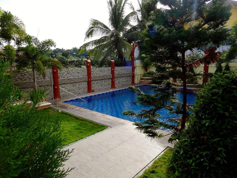 The Executive Villa Inn Suites image