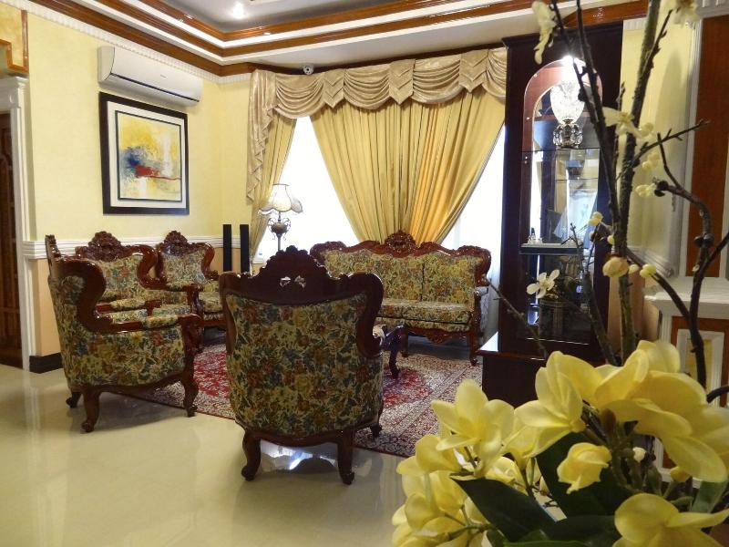 The Executive Villa Inn Suites image