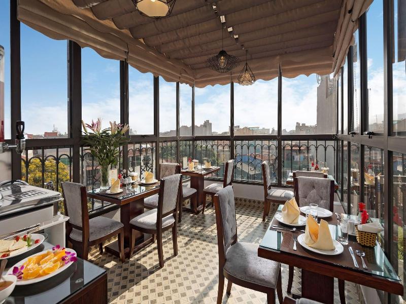 Golden Moon Suite Hotel image