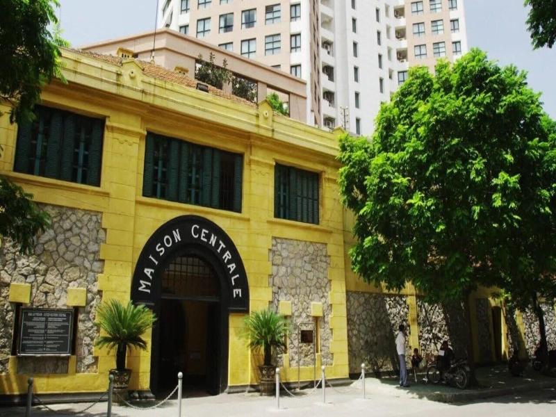 Golden Moon Suite Hotel image