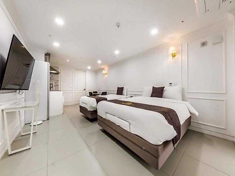 GLADSHEIM HOTEL image