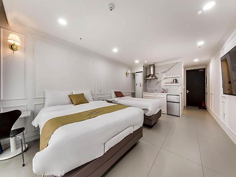 GLADSHEIM HOTEL image