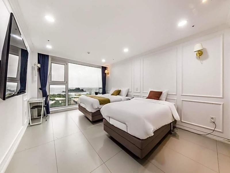 GLADSHEIM HOTEL image