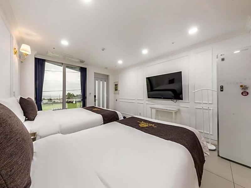 GLADSHEIM HOTEL image