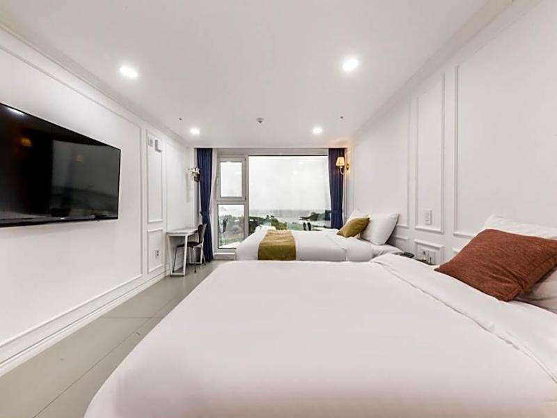 GLADSHEIM HOTEL image