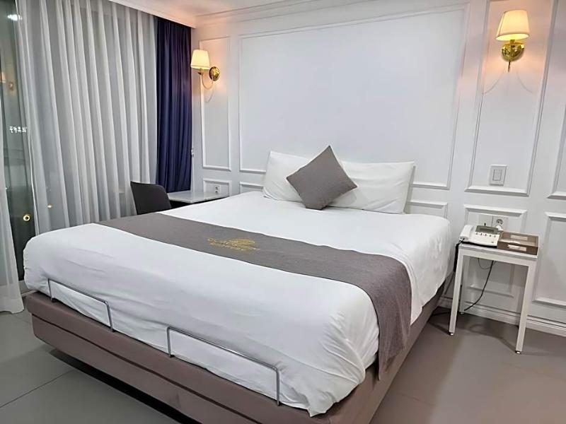 GLADSHEIM HOTEL image