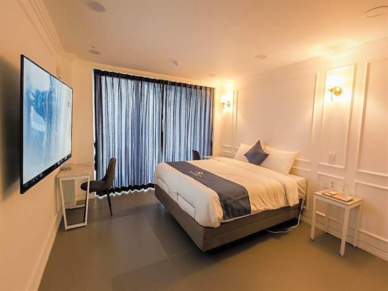GLADSHEIM HOTEL image