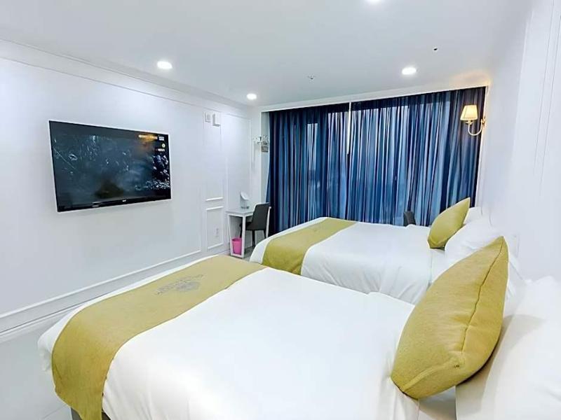 GLADSHEIM HOTEL image