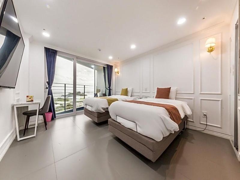 GLADSHEIM HOTEL image
