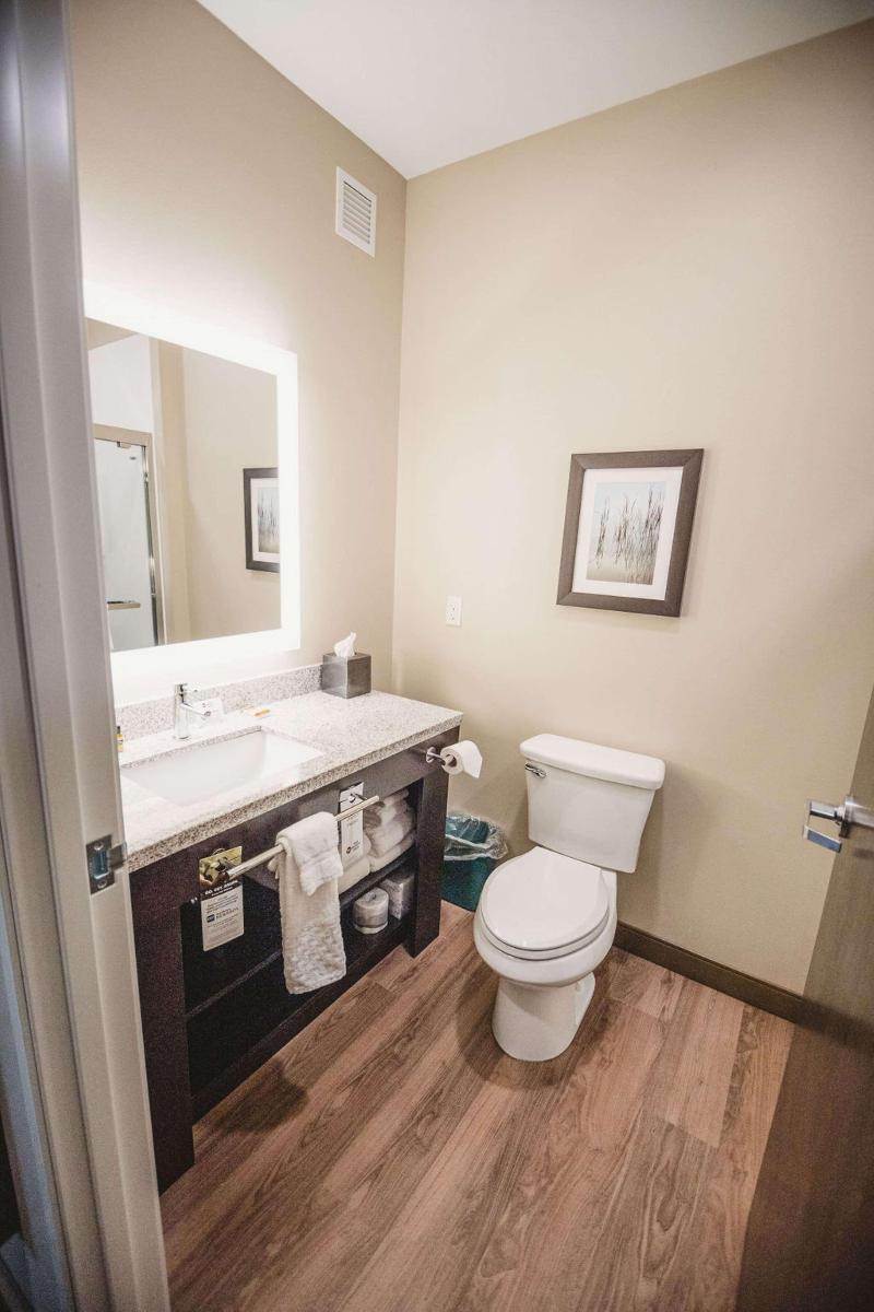 Best Western Plus Lakeview Hotel image