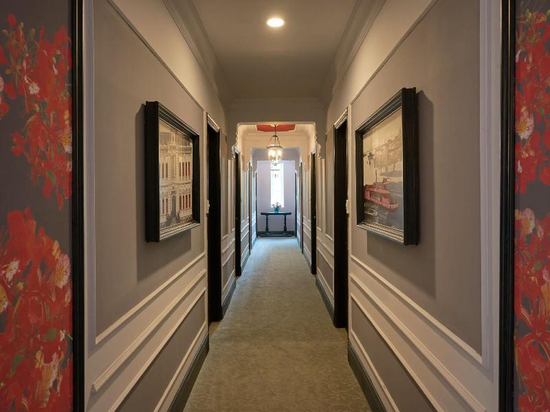 Manoir Des Arts Hotel