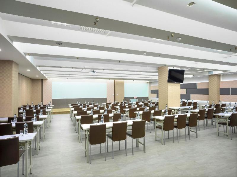 Renyi Lake Hotel image