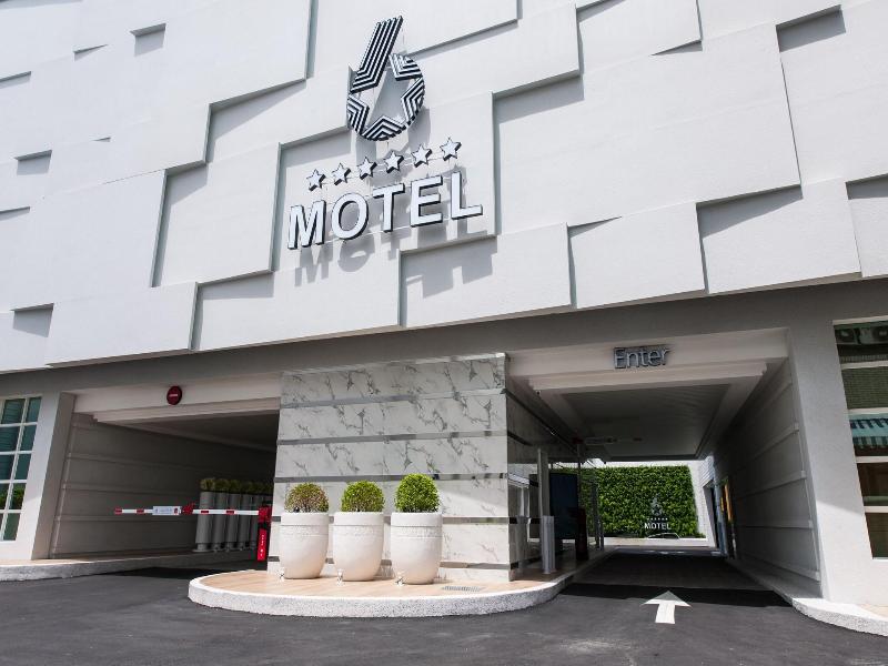6 Star Motel image