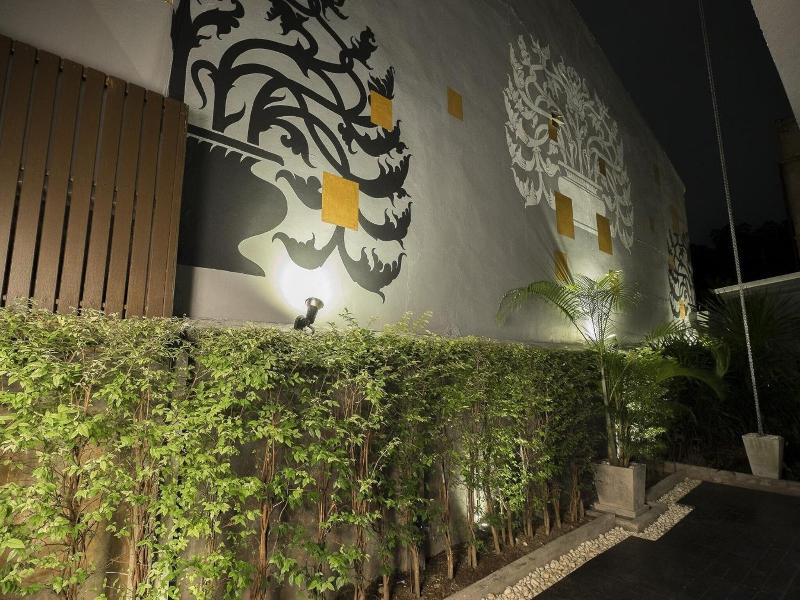 Thapae Loft Hotel