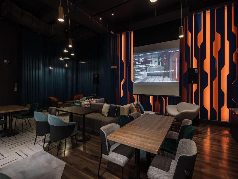 Reloading Hotel image