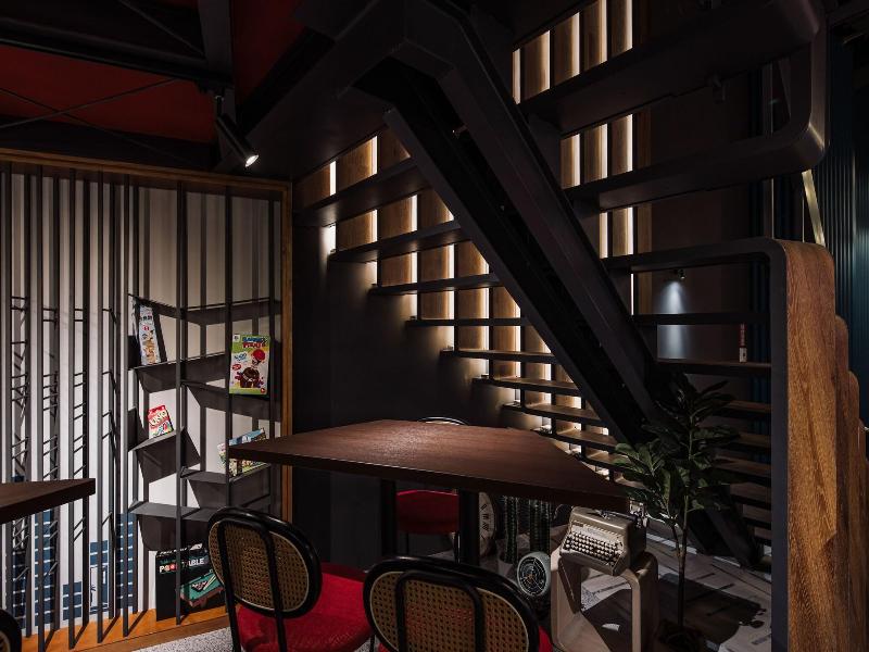 Reloading Hotel image